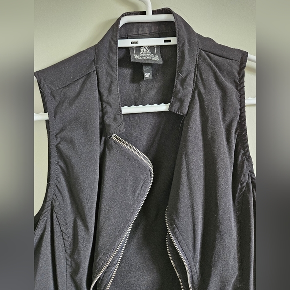 Sleevless jacket - Picture 2 of 2